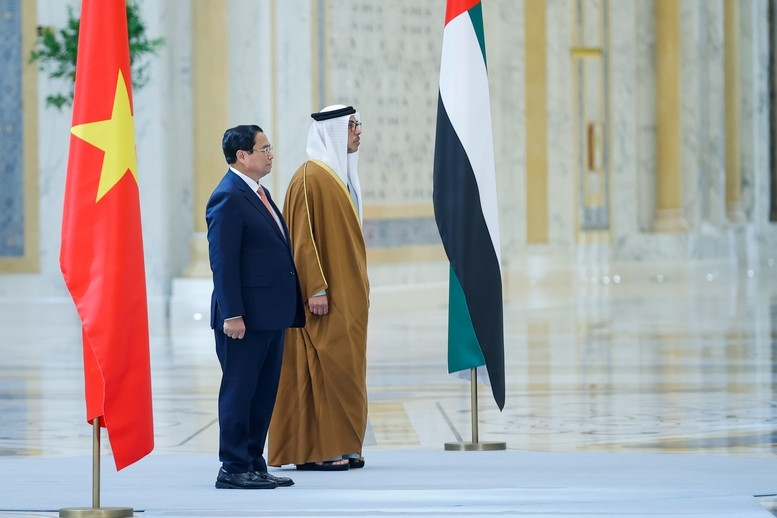 Phó Tổng thống UAE Sheikh Mansour Bin Zayed Al Nahyan chủ trì Lễ đón chính thức Thủ tướng Chính phủ Phạm Minh Chính - Ảnh: VGP/Nhật Bắc Phó Tổng thống UAE Sheikh Mansour Bin Zayed Al Nahyan chủ trì Lễ đón chính thức Thủ tướng Chính phủ Phạm Minh Chính - Ảnh: VGP/Nhật Bắc