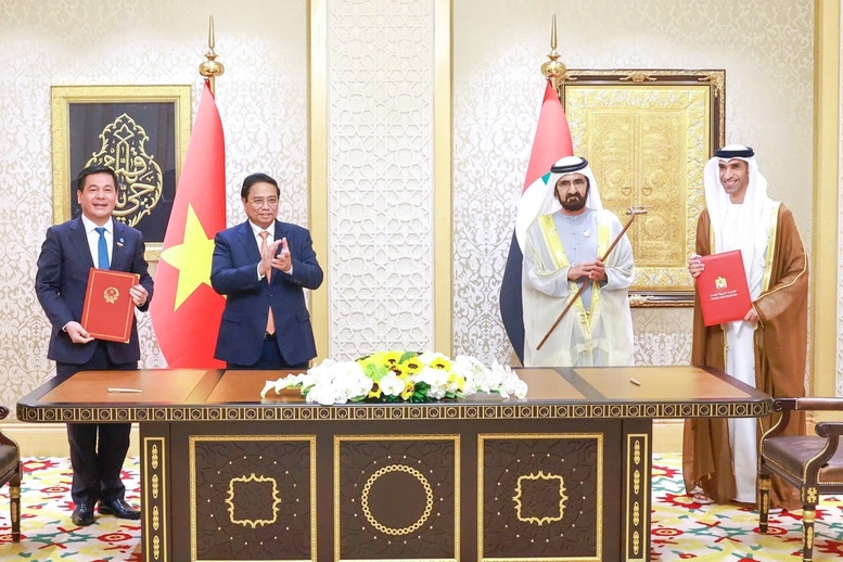 Thủ tướng Chính phủ Phạm Minh Chính và Phó Tổng thống kiêm Thủ tướng UAE Sheikh Mohammed bin Rashid Al Maktoum chứng kiến lễ ký kết Hiệp định CEPA, hiệp định thương mại tự do đầu tiên của Việt Nam với một nước Arab - Ảnh: VGP/Nhật Bắc Thủ tướng Chính phủ Phạm Minh Chính và Phó Tổng thống kiêm Thủ tướng UAE Sheikh Mohammed bin Rashid Al Maktoum chứng kiến lễ ký kết Hiệp định CEPA, hiệp định thương mại tự do đầu tiên của Việt Nam với một nước Arab - Ảnh: VGP/Nhật Bắc
