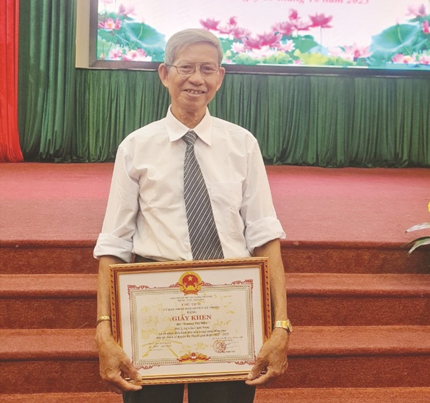 Ông Hà Nam Ninh được Chủ tịch UBND huyện Bá Thước tặng Giấy khen vì đã có thành tích tiêu biểu, điển hình tiên tiến trong vùng đồng bào DTTS và miền núi huyện Bá Thước Ông Hà Nam Ninh được Chủ tịch UBND huyện Bá Thước tặng Giấy khen vì đã có thành tích tiêu biểu, điển hình tiên tiến trong vùng đồng bào DTTS và miền núi huyện Bá Thước