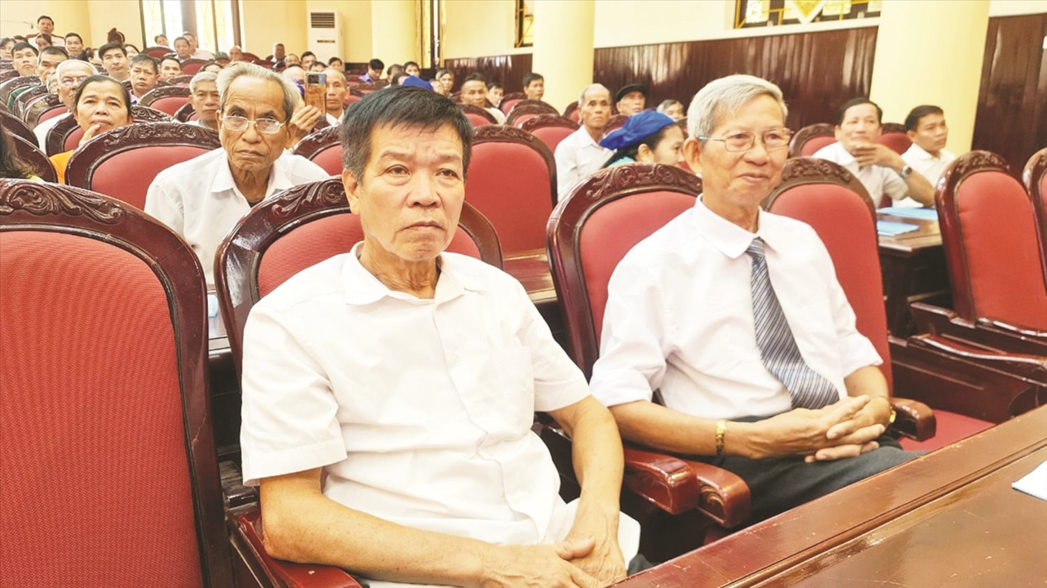 Ông Hà Nam Ninh (người ngồi hàng trên bên phải) đã có nhiều đóng góp trong công tác bảo tồn và phát huy giá trị các văn hóa DTTS. Ông Hà Nam Ninh (người ngồi hàng trên bên phải) đã có nhiều đóng góp trong công tác bảo tồn và phát huy giá trị các văn hóa DTTS.