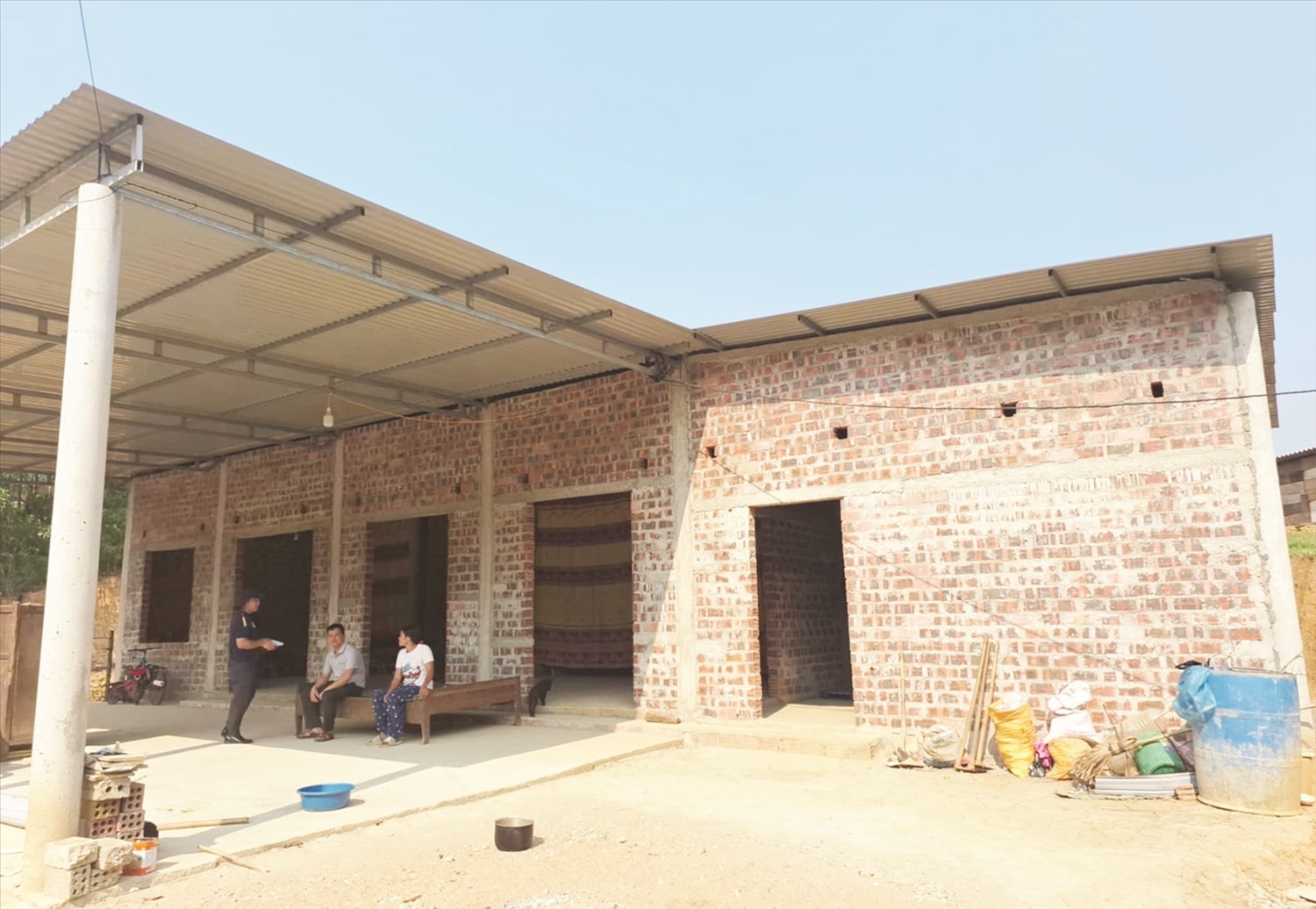 Sau gần 4 năm triển khai, chính sách hỗ trợ nhà ở đã giúp hàng chục ngàn hộ gia đình nghèo, gia đình  có hoàn cảnh khó khăn về nhà ở vùng DTTS được an cư trong những ngôi nhà “3 cứng”