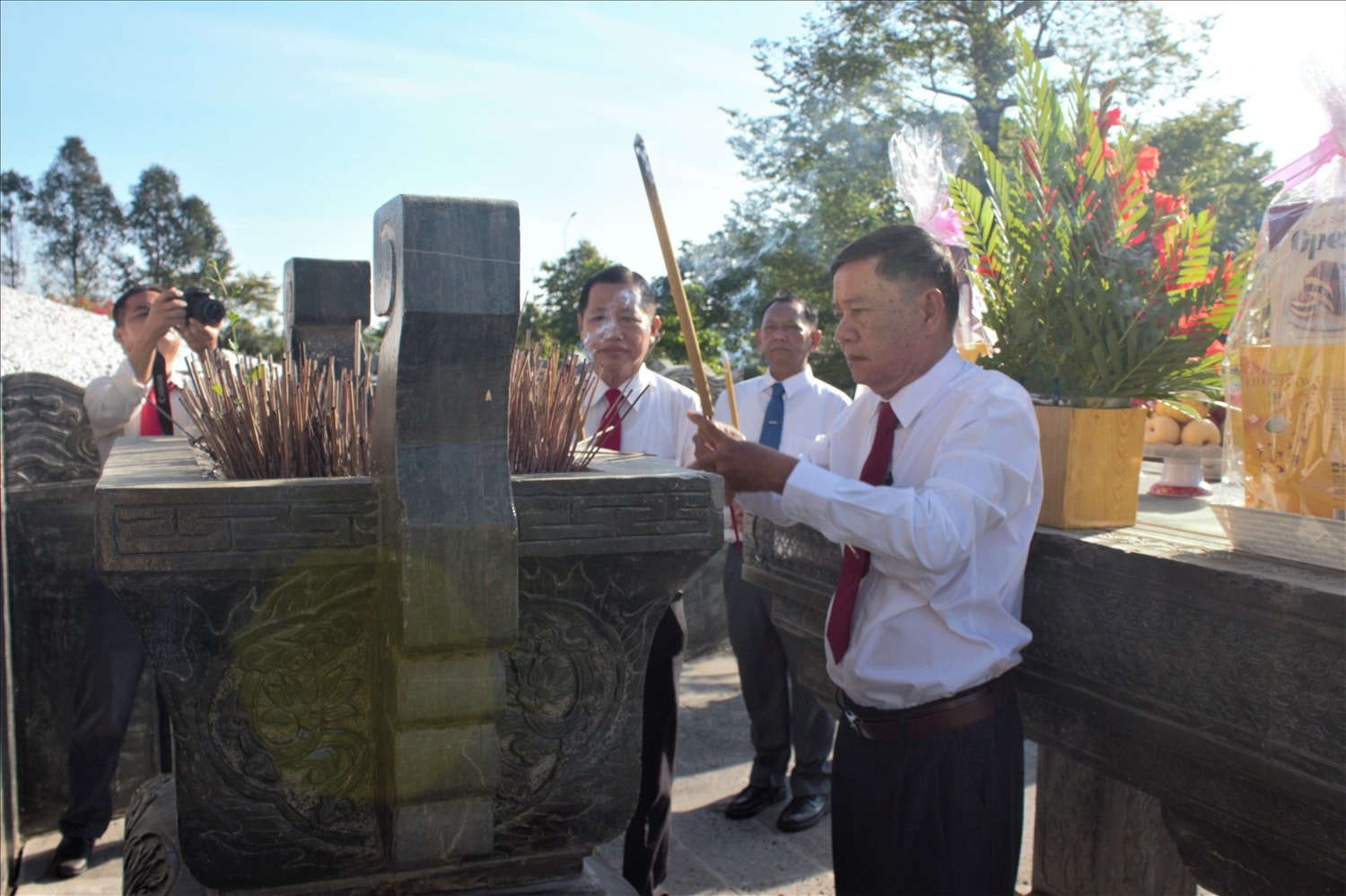 Ông Nguyễn Hoàng Triệu, Trưởng ban Dân tộc tỉnh Hậu Giang đại diện dâng hương, tưởng niệm các Anh hùng liệt sĩ