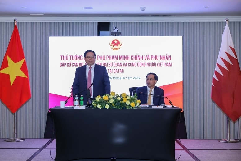 Thủ tướng đề nghị Đại sứ quán luôn quan tâm, tăng cường sự gắn kết với bà con, để Đại sứ quán và cộng đồng trở thành những chỗ dựa tin cậy khi bà con gặp khó khăn, hoạn nạn, Thủ tướng đề nghị Đại sứ quán luôn quan tâm, tăng cường sự gắn kết với bà con, để Đại sứ quán và cộng đồng trở thành những chỗ dựa tin cậy khi bà con gặp khó khăn, hoạn nạn,