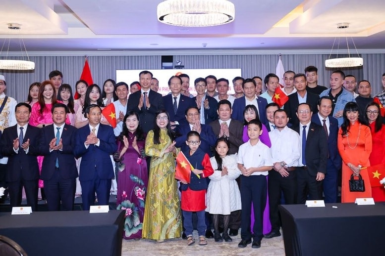 Thủ tướng, Phu nhân và đoàn công tác chụp ảnh chung với cán bộ Đại sứ quán và cộng đồng người Việt Nam tại Qatar - Ảnh: VGP/Nhật Bắc Thủ tướng, Phu nhân và đoàn công tác chụp ảnh chung với cán bộ Đại sứ quán và cộng đồng người Việt Nam tại Qatar - Ảnh: VGP/Nhật Bắc