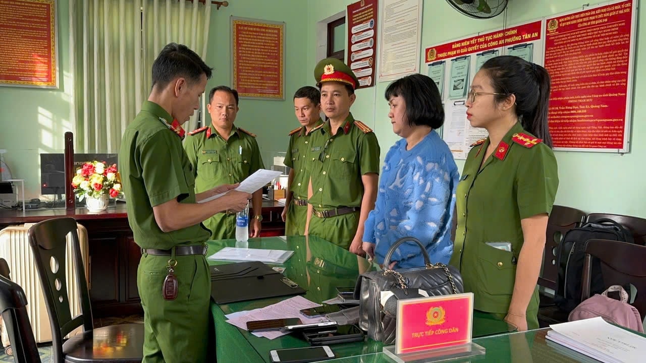 Bà Hoàng Thị Kim Châu bị bắt tạm giam để điều tra về tội tham ô tài sản. (Ảnh Công an Quảng Nam). Bà Hoàng Thị Kim Châu bị bắt tạm giam để điều tra về tội tham ô tài sản. (Ảnh Công an Quảng Nam).