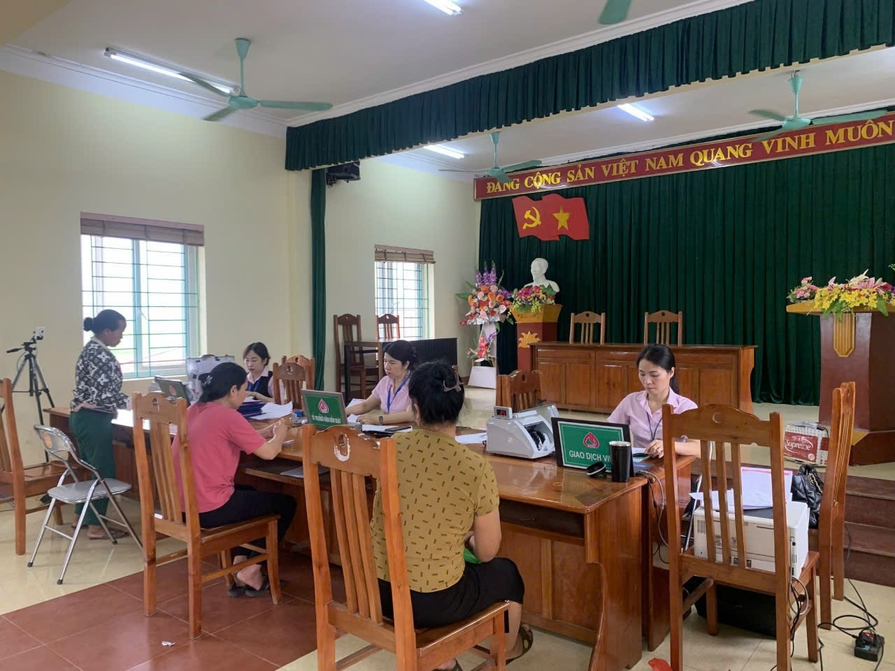 Cán bộ Phòng Giao dịch Ngân hàng CSXH thị xã Nghĩa Lộ giải ngân các chương trình tín dụng chính sách cho hộ nghèo và đối tượng chính sách tại xã Phù Nham. Cán bộ Phòng Giao dịch Ngân hàng CSXH thị xã Nghĩa Lộ giải ngân các chương trình tín dụng chính sách cho hộ nghèo và đối tượng chính sách tại xã Phù Nham.