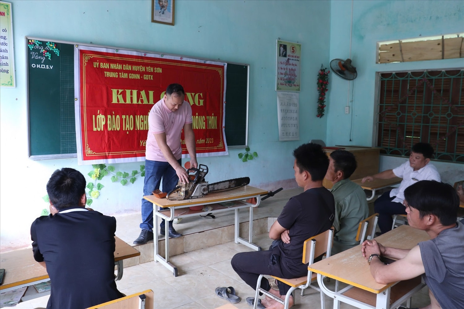 Thầy giáo của Trung tâm Giáo dục Nghề nghiệp, Giáo dục thường xuyên huyện đang truyền dạy nghề sửa chữa máy nông nghiệp cho người dân tộc Mông trên địa bàn xã Hùng Lợi, huyện Yên Sơn Thầy giáo của Trung tâm Giáo dục Nghề nghiệp, Giáo dục thường xuyên huyện đang truyền dạy nghề sửa chữa máy nông nghiệp cho người dân tộc Mông trên địa bàn xã Hùng Lợi, huyện Yên Sơn