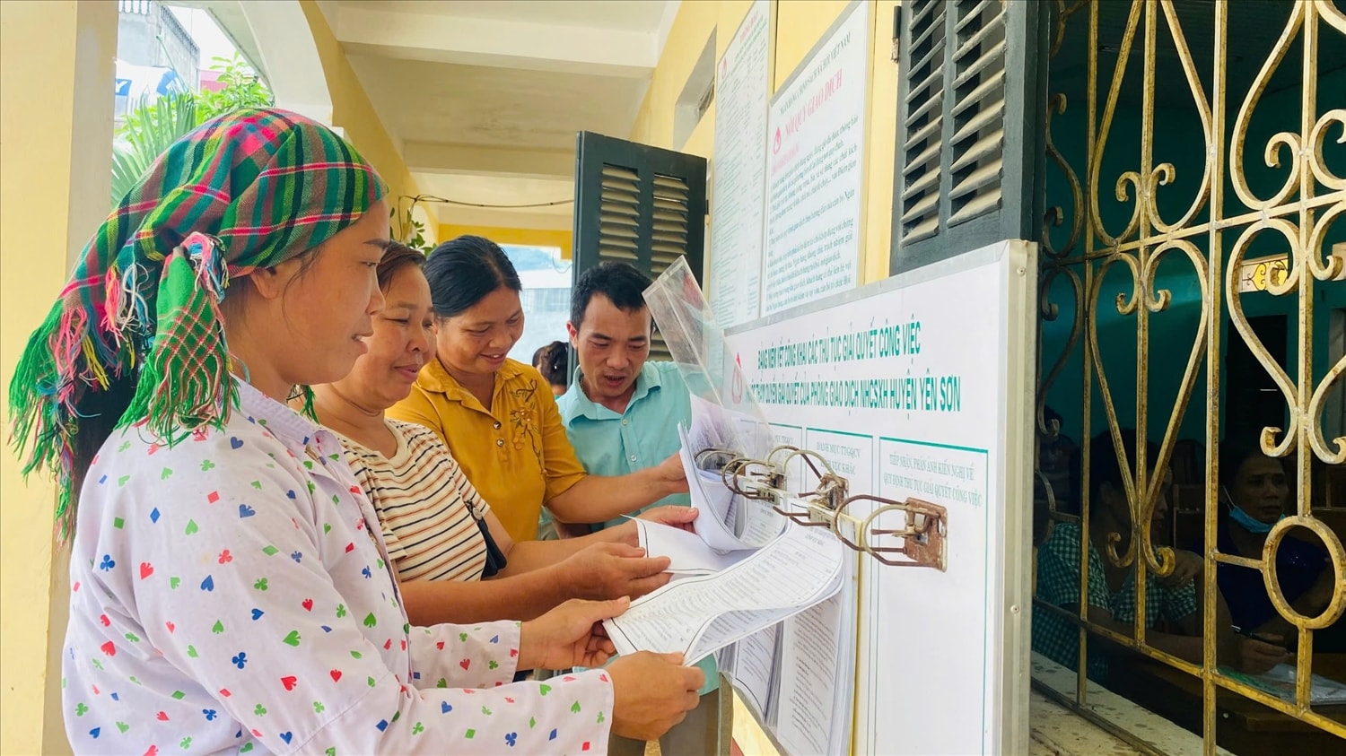 Lãnh đạo Hội Nông dân xã Hùng Lợi hướng dẫn các hộ người DTTS nghèo tìm hiểu về nguồn vốn vay hỗ trợ của Ngân hàng Chính sách xã hội Lãnh đạo Hội Nông dân xã Hùng Lợi hướng dẫn các hộ người DTTS nghèo tìm hiểu về nguồn vốn vay hỗ trợ của Ngân hàng Chính sách xã hội