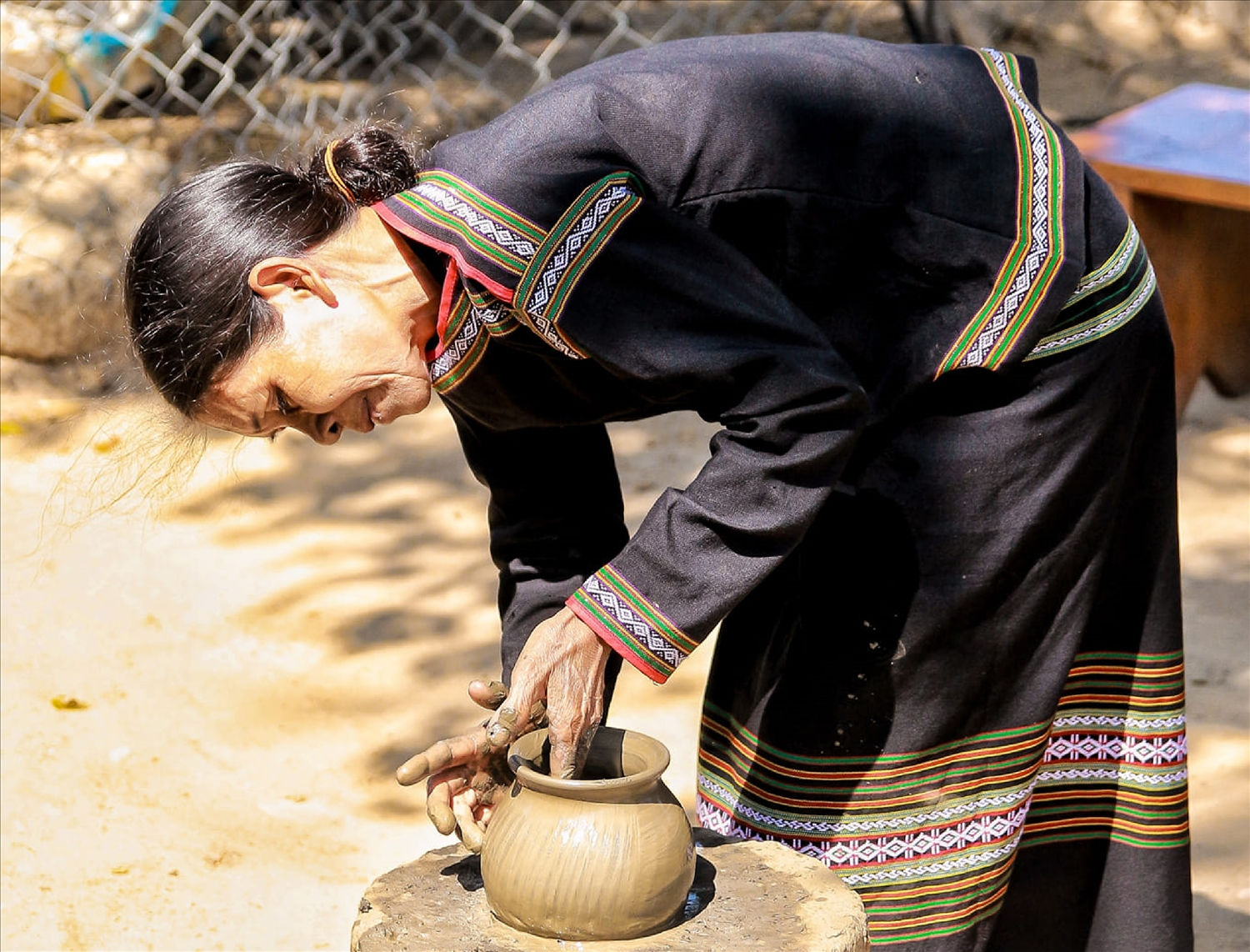 Nghệ nhân làm gốm thủ công với những bí quyết riêng để tạo ra sản phẩm độc đáo.