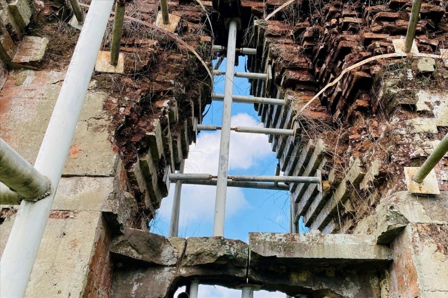 Mảng tường thuộc mặt Tây của tháp Sáng, hiện đang được gia cố, chống đỡ bằng hệ thống dàn chống bằng thép ống. 