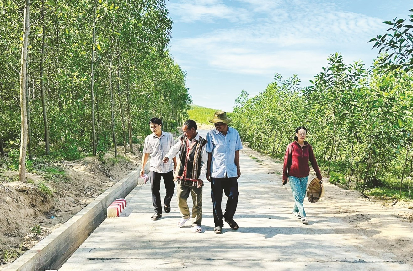 Người có uy tín có những đóng góp to lớn đối với cộng đồng và luôn đi đầu trong công tác vận động quần chúng  Nhân dân thực hiện chủ trương, đường lối của Đảng, chính sách, pháp luật của Nhà nước