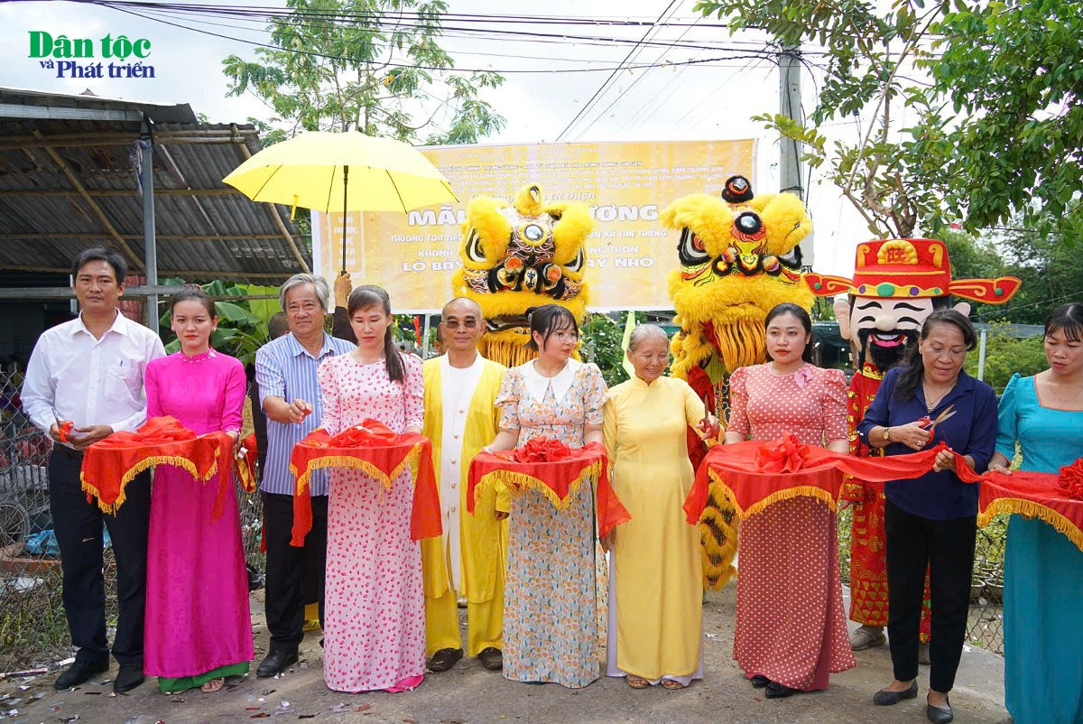 Các đại biểu khánh thành đường liên ấp