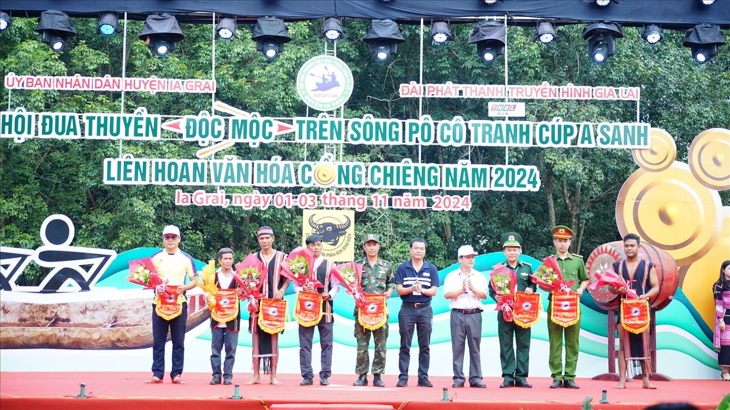 Ban tổ chức tặng cờ lưu niệm cho các đơn vị tham gia