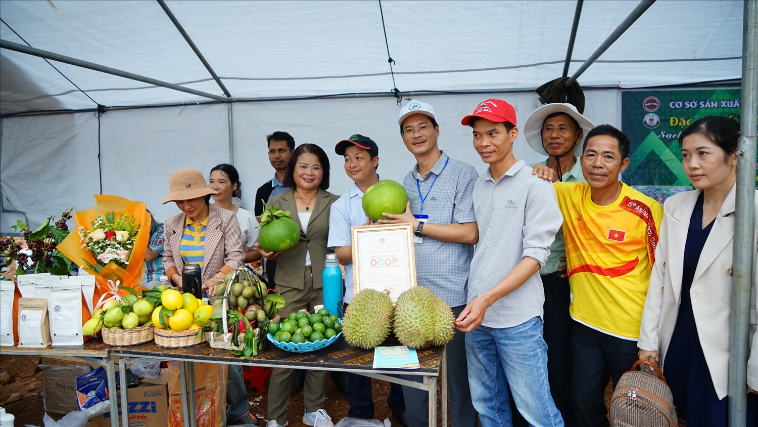 Các gian hàng quảng bá sản phẩm đặc trưng của địa phương,  phục vụ nhu cầu mua sắm của du khách