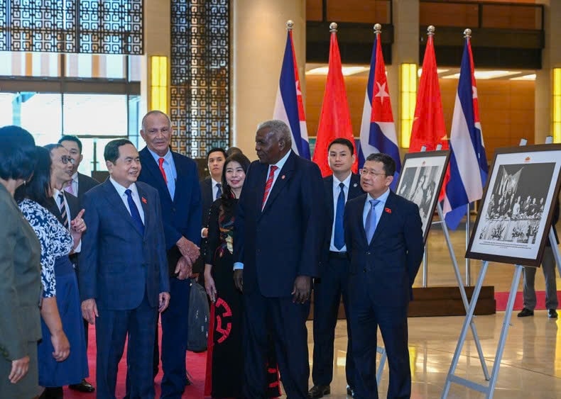 Chủ tịch Quốc hội Trần Thanh Mẫn và Chủ tịch Quốc hội Cuba Esteban Lazo Hernandez tham quan triển lãm một số hình ảnh về quan hệ Việt Nam-Cuba.