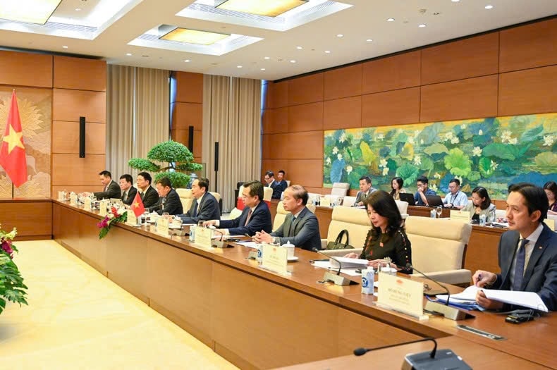 Chủ tịch Quốc hội Trần Thanh Mẫn và Đoàn đại biểu Quốc hội Việt Nam tại buổi hội đàm.