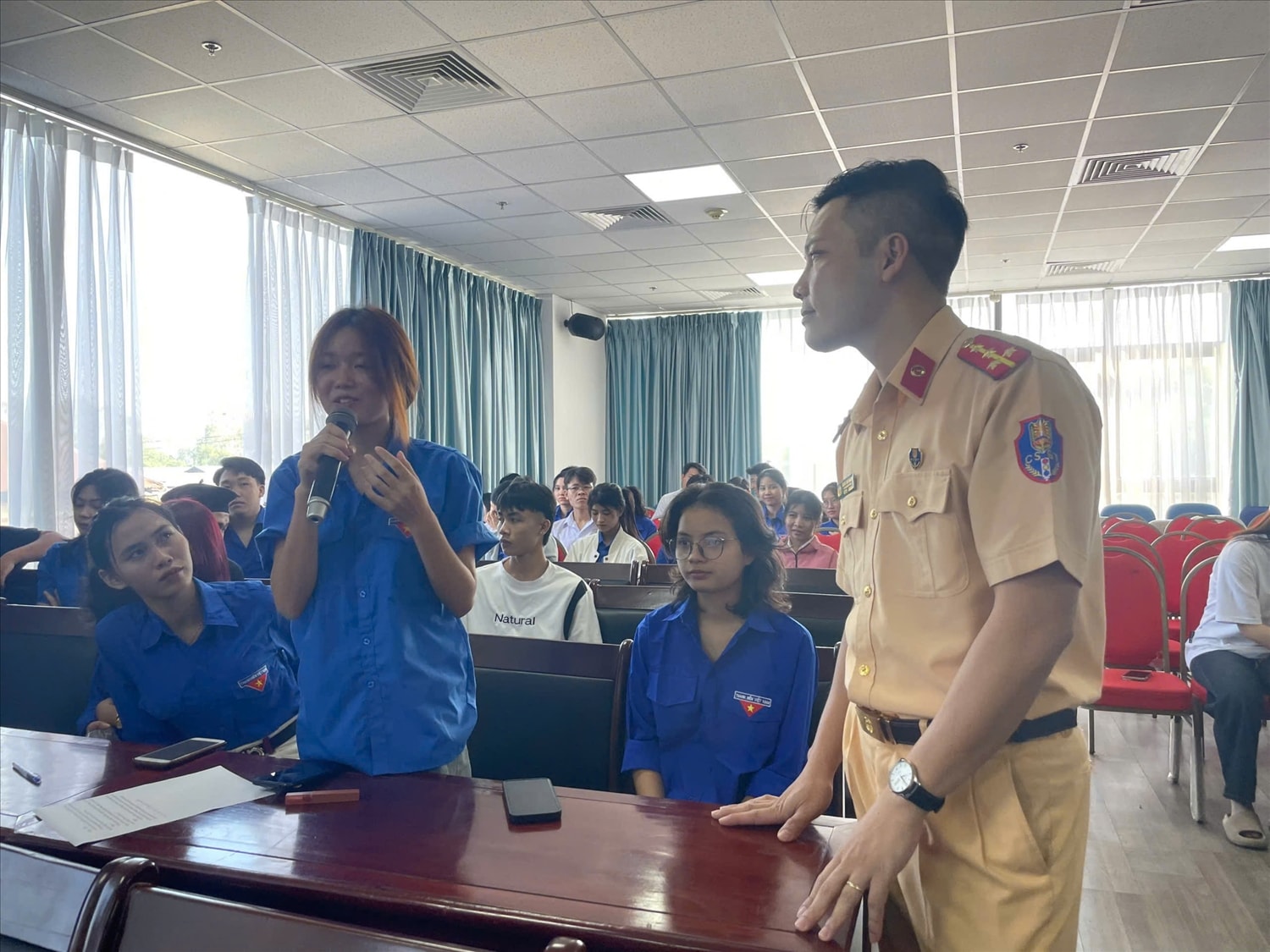  Sinh viên Học viện Dân tộc nêu câu hỏi và đề nghị C08 trả lời về các loại biển báo giao thông