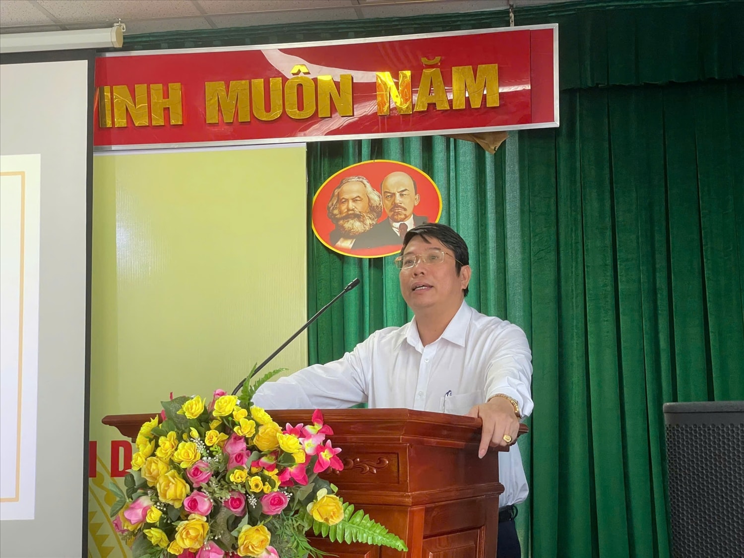PGS,TS. Nguyễn Viết Hưng, Phó Giám đốc Học viện Dân tộc phát biểu tại Hội nghị