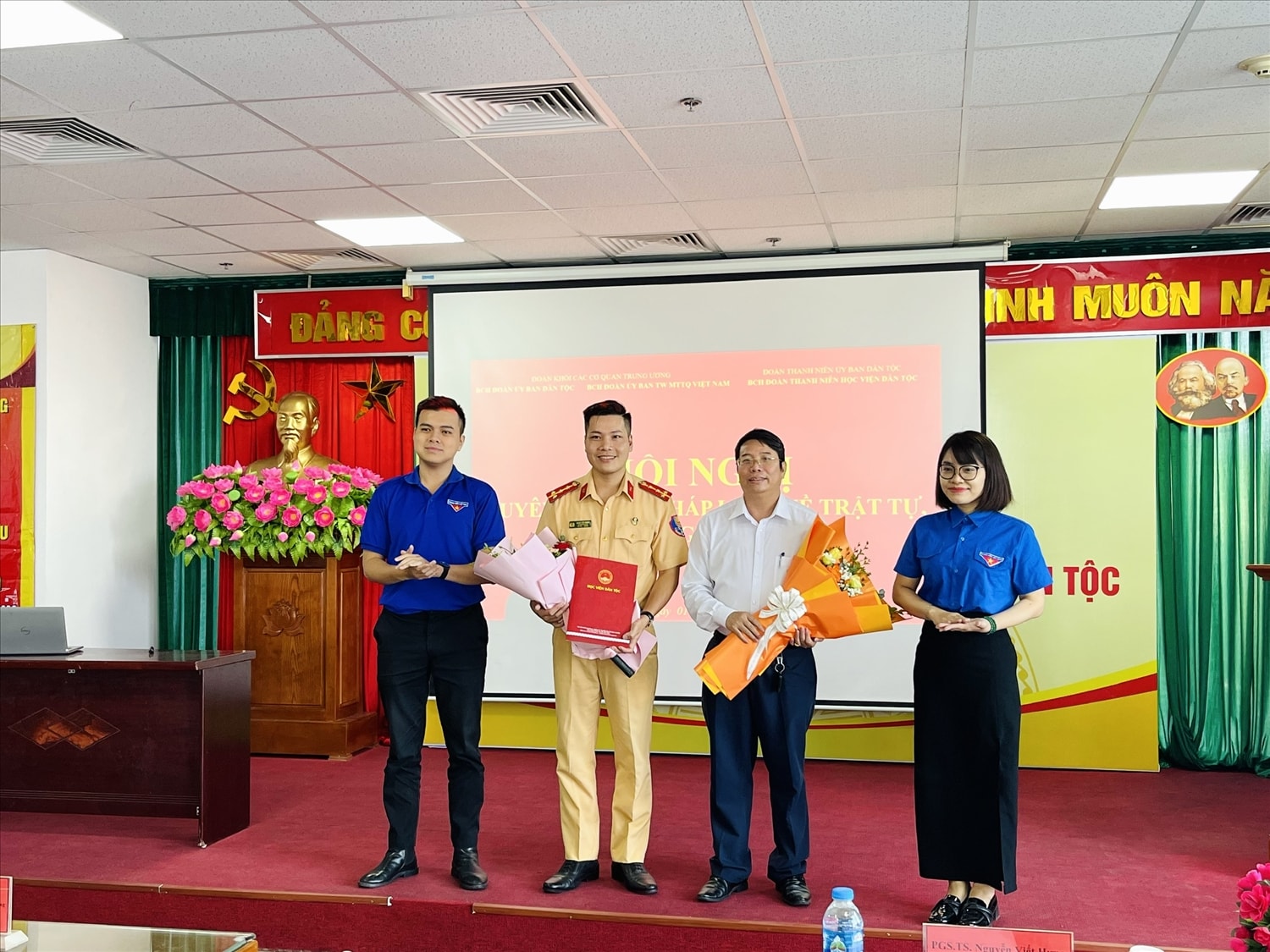 Thay mặt Đoàn Thanh niên UBDT và Đoàn thanh niên Ủy ban TWMTTQVN tặng hoa cảm ơn Lãnh đạo Học viện Dân tộc và Bí thư Đoàn Thanh niên C08