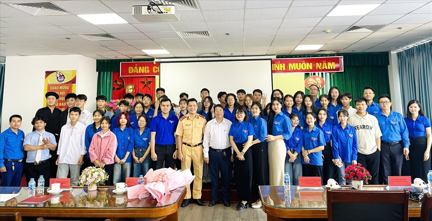 Các đại biểu tham dự Hội nghị chụp ảnh lưu niệm