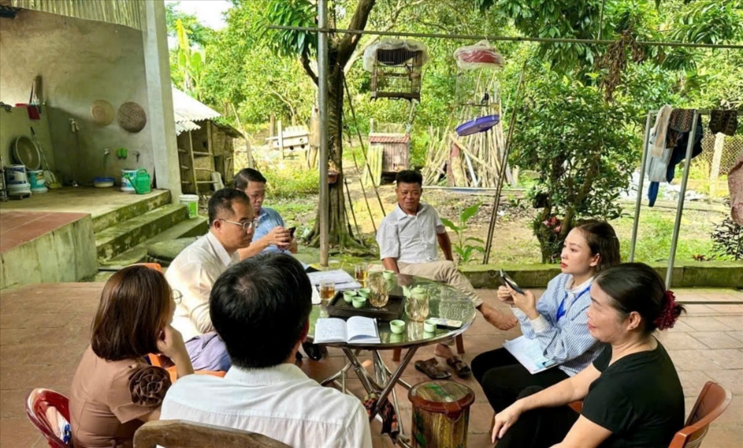 Các điều tra viên sử dụng thành thạo điện thoại thông minh phục vụ cho cuộc điều tra