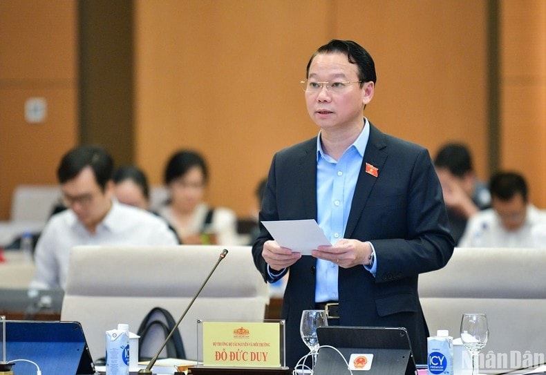 Bộ trưởng Tài nguyên và Môi trường Đỗ Đức Duy trình bày Tờ trình dự thảo Nghị quyết. (Ảnh: DUY LINH) Bộ trưởng Tài nguyên và Môi trường Đỗ Đức Duy trình bày Tờ trình dự thảo Nghị quyết. (Ảnh: DUY LINH)