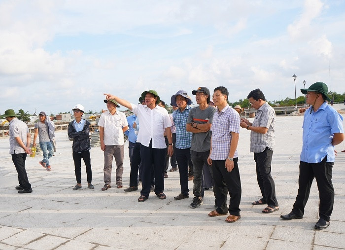 Phó Chủ tịch UBND tỉnh Lâm Văn Bi ( áo trắng chỉ tay) cùng đại diện lãnh đạo các Sở, ban ngành có liên quan đến  kiểm tra cụm công trình ở khu vực thị trấn Sông Đốc, Huyện Trần Văn Thời, Cà Mau ( ảnh: Mỹ Trân)