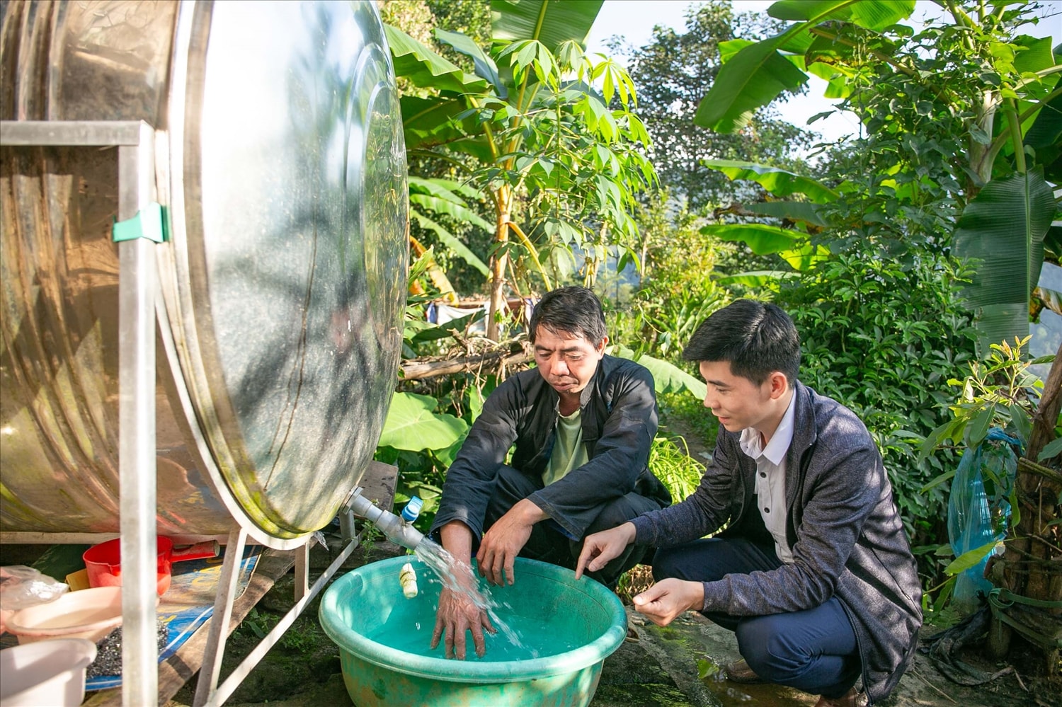 Cán bộ xã Chế Là tới thăm gia đình anh Lèng Văn Long tại thôn Cốc Cộ Cán bộ xã Chế Là tới thăm gia đình anh Lèng Văn Long tại thôn Cốc Cộ