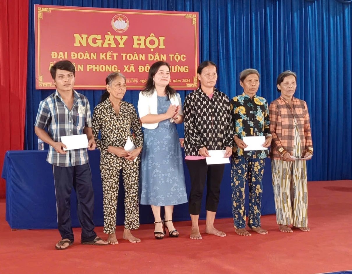 Phó Chủ tịch Thường trực Ủy ban MTTQ Việt Nam tỉnh Cà Mau  Võ Thị Ngọc Hân trao quà đến hộ khó khăn tại Ngày hội 