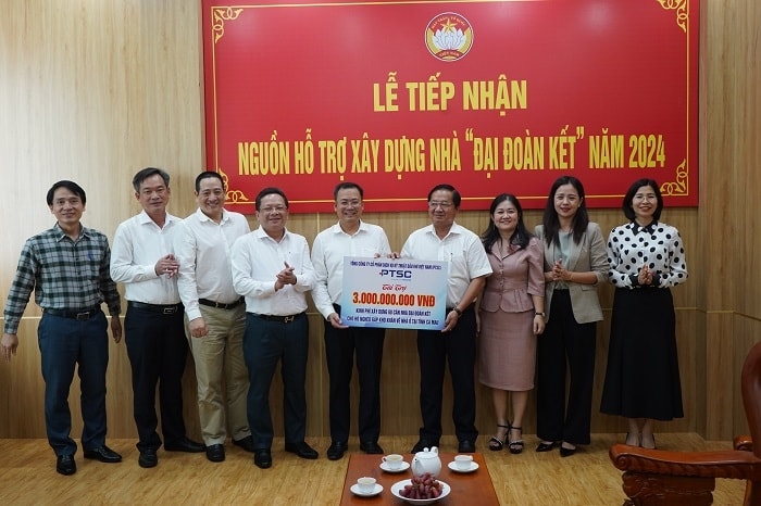 Tổng Công ty Cổ phần Dịch vụ Kỹ thuật Dầu khí Việt Nam (PTSC) trao tặng bảng tượng trưng kinh phí  xây dựng nhà đại đoàn kết  đến Uỷ ban MTTQ Việt Nam tỉnh Cà Mau 