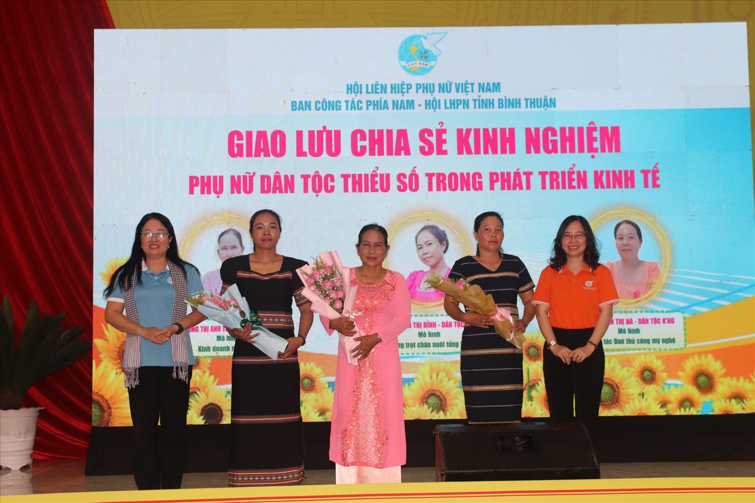 Trung ương HộiLHPN Việt Nam và Hội LHPN tỉnh Bình Thuận  tặng hoa cho phụ nữ làm kinh tế giỏi.