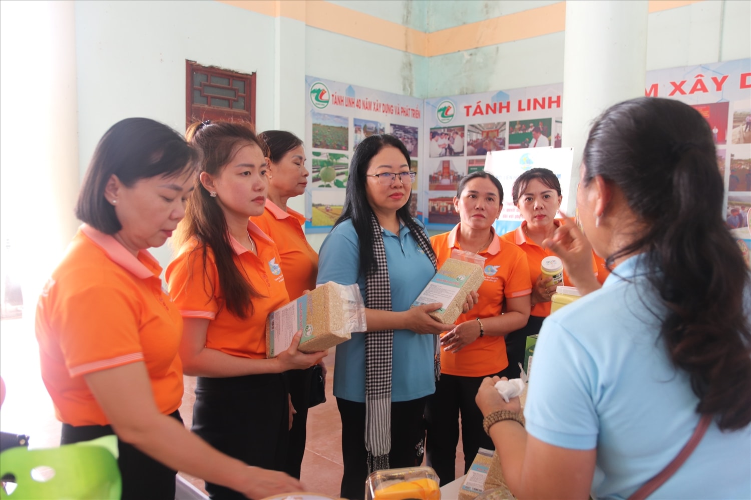 Hoạt động tham quan, giới thiệu gian hàng sản phẩm nông nghiệp của phụ nữ DTTS huyện Tánh Linh