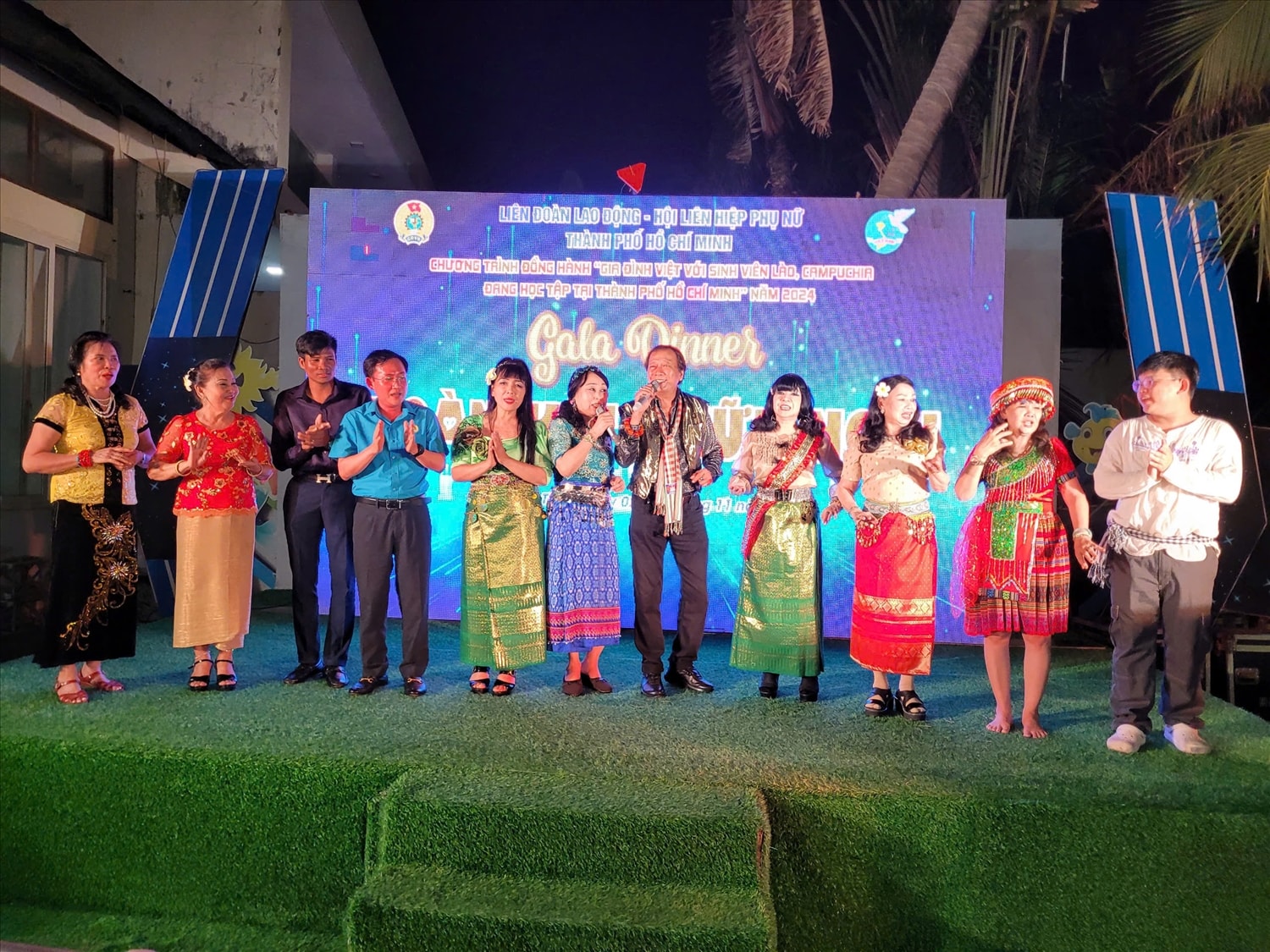 Chương trình văn nghệ và trình diễn trang phục truyền thống 3 dân tộc Việt Nam - Lào - Campuchia
