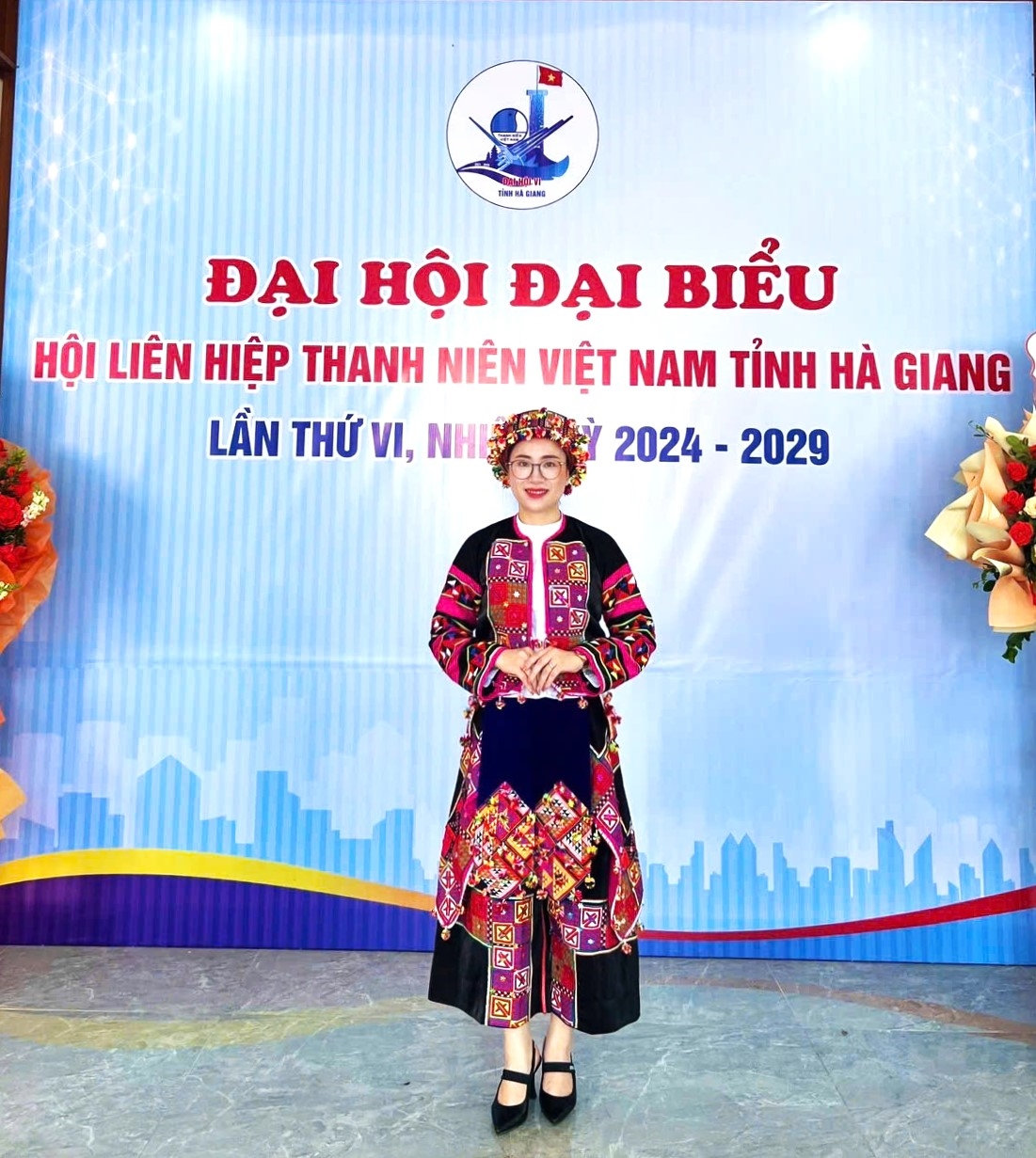 Nét đẹp của thiếu nữ người dân tộc Lô Lô huyện Mèo Vạc trong trang phục truyền thống.