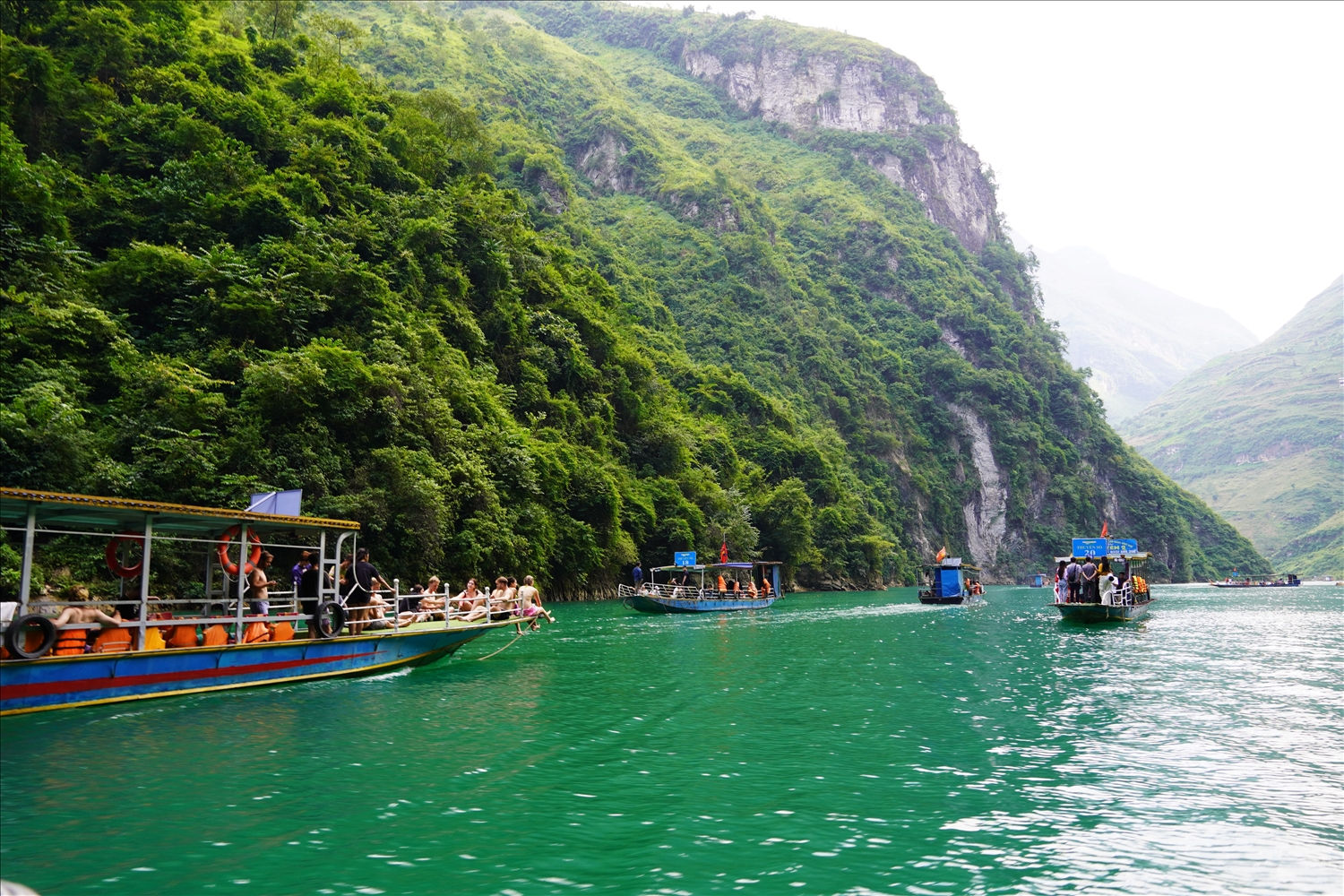  Du thuyền trên lòng hồ thủy điện Nho Quế I - ngắm hẻm vực Tu Sản thu hút đông đảo du khách. 