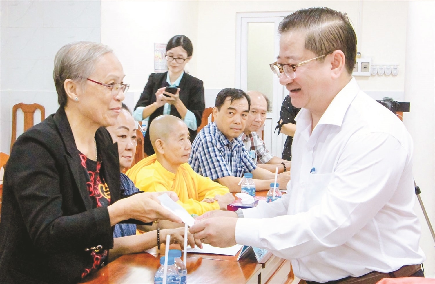 Chủ tịch UBND TP. Cần Thơ Trần Việt Trường thăm hỏi, tặng quà cho Người có uy tín Chủ tịch UBND TP. Cần Thơ Trần Việt Trường thăm hỏi, tặng quà cho Người có uy tín