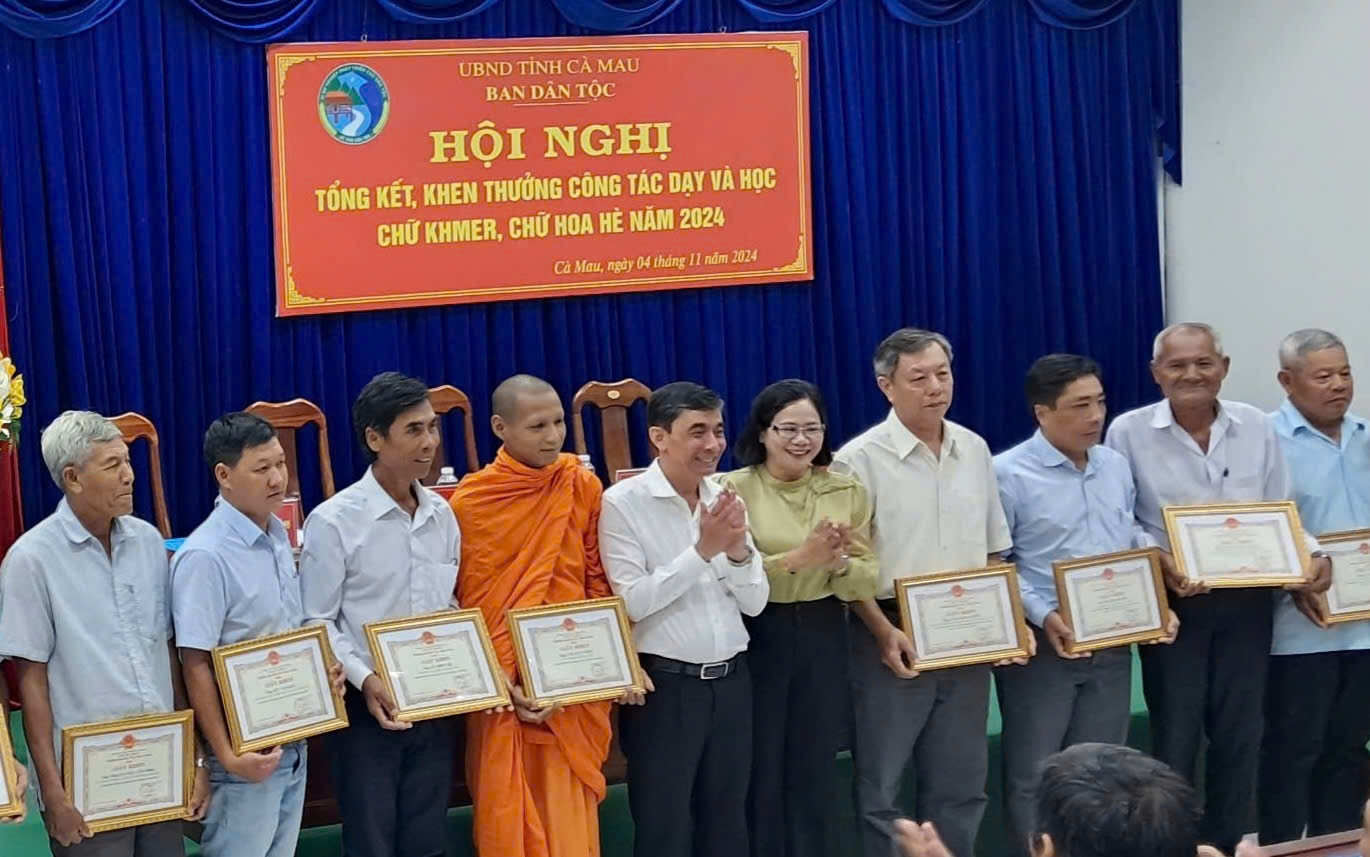 Đại diện lãnh đạo Ban Dân tộc và Sở Giáo dục và Đào tạo tỉnh Cà Mau trao giấy khen đến các thầy giáo và các sư tham gia giảng dạy tiếng dân tộc dịp hè 2024 Đại diện lãnh đạo Ban Dân tộc và Sở Giáo dục và Đào tạo tỉnh Cà Mau trao giấy khen đến các thầy giáo và các sư tham gia giảng dạy tiếng dân tộc dịp hè 2024