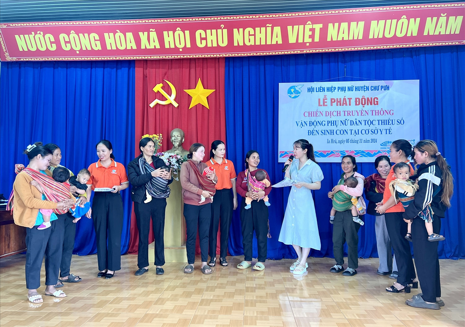 Tại buổi truyền thông phụ nữ DTTS được bổ sung những kiến thức về sinh đẻ an toàn và chăm sóc sức khỏe trẻ em