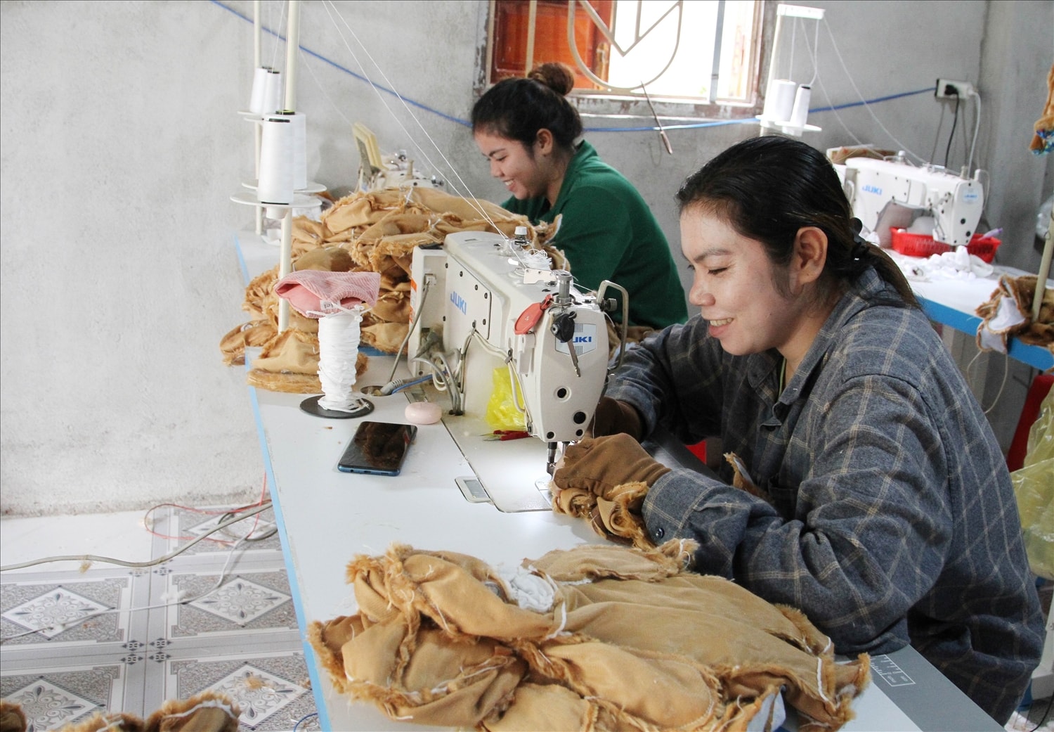 Gia đình chị Katơr Thị Sướng, dân tộc Raglay ở xã Công Hải (huyện Thuận Bắc) gia công may thú nhồi bông, có thu nhập trung bình 4- 5 triệu đồng/người/tháng. 