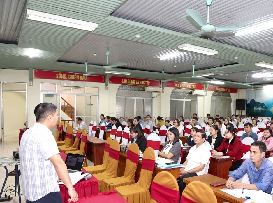 Báo cáo viên truyền đạt các nội dung tới các học viên tạo hội nghị tập huấn. Báo cáo viên truyền đạt các nội dung tới các học viên tạo hội nghị tập huấn.