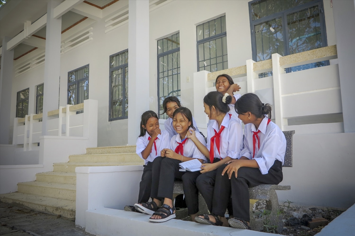 Học sinh miền núi Khánh Hoà vui mừng vì được học tập trong những ngôi trường mới