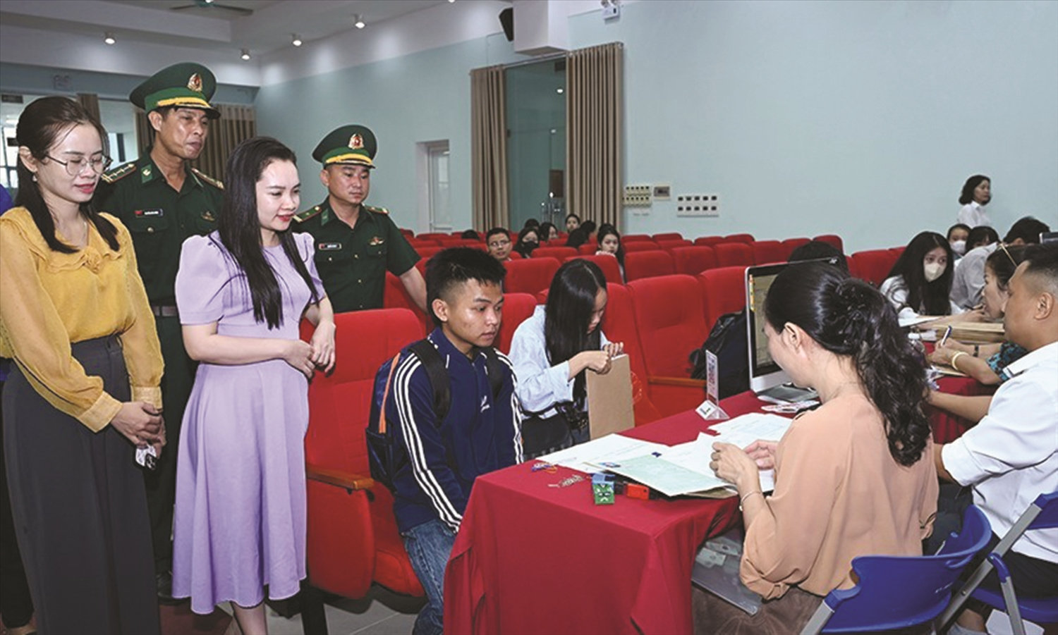 Hồ Viết Đức (người ngồi) đang viết tiếp khát vọng của những người trẻ ở Rào Tre khi đỗ đại học Hồ Viết Đức (người ngồi) đang viết tiếp khát vọng của những người trẻ ở Rào Tre khi đỗ đại học