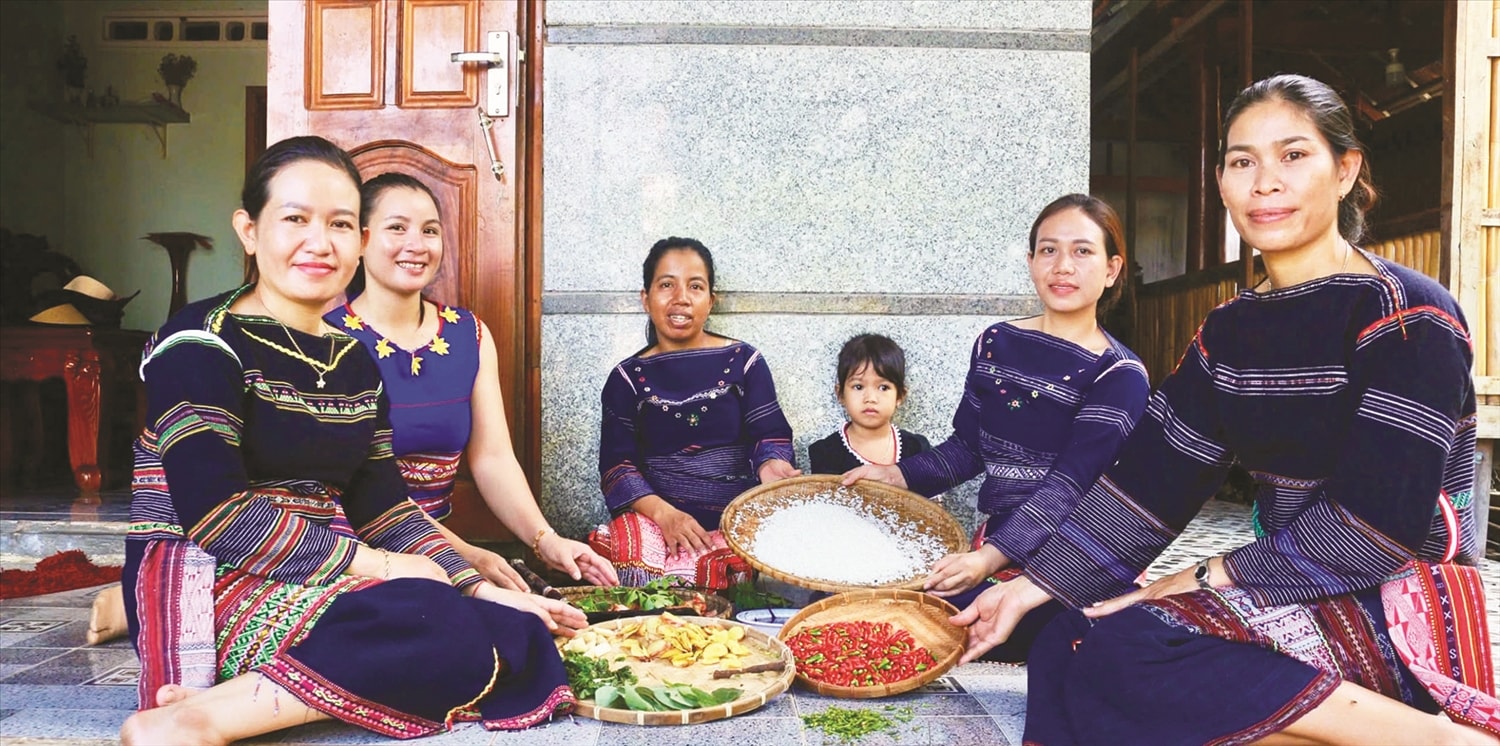 Các thành viên Tổ hợp tác Voi Rừng cùng nhau chia sẻ, gìn giữ nghề truyền thống làm rượu cần. Các thành viên Tổ hợp tác Voi Rừng cùng nhau chia sẻ, gìn giữ nghề truyền thống làm rượu cần.