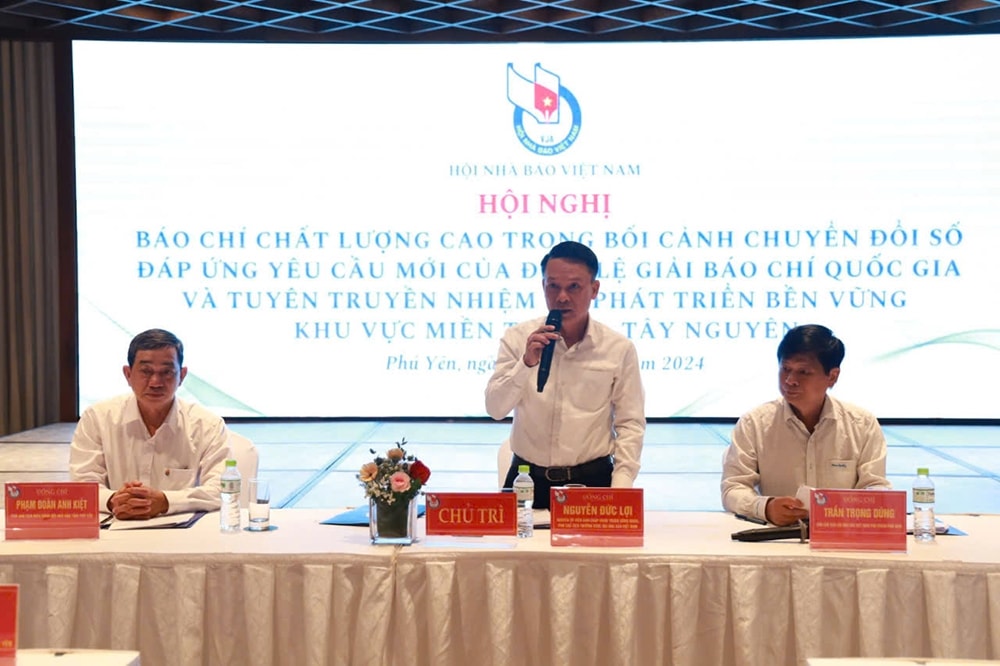 Các đại biểu trao đổi tại Hội nghị. Các đại biểu trao đổi tại Hội nghị.