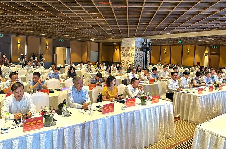 Hơn 100 đại biểu tham gia Hội nghị. Hơn 100 đại biểu tham gia Hội nghị.