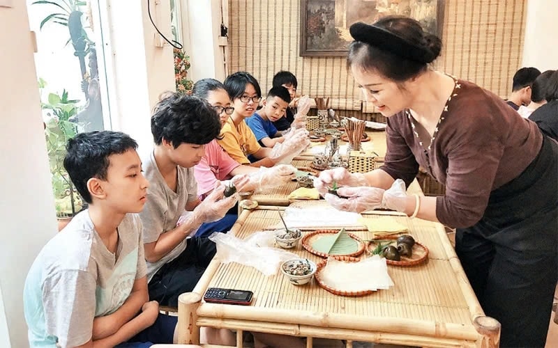Nguyễn Thị Hiền, Chủ quán Bún ốc Bà ngoại trên phố Tô Ngọc Vân (quận Tây Hồ, Hà Nội) đang dạy làm bún ốc nguội miễn phí cho một số em nhỏ Nguyễn Thị Hiền, Chủ quán Bún ốc Bà ngoại trên phố Tô Ngọc Vân (quận Tây Hồ, Hà Nội) đang dạy làm bún ốc nguội miễn phí cho một số em nhỏ