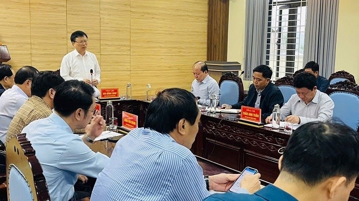 Phó Chủ tịch Bùi Đình Long nêu rõ, tiến độ giải ngân vốn sự nghiệp quá thấp, nhất là hỗ trợ phát triển lâm nghiệp chỉ đạt 14%; đề nghị các ban, ngành cần rà soát lại tổng thể những dự án đã hoàn thành và chưa hoàn thành, đẩy nhanh hồ sơ giải ngân. Phó Chủ tịch Bùi Đình Long nêu rõ, tiến độ giải ngân vốn sự nghiệp quá thấp, nhất là hỗ trợ phát triển lâm nghiệp chỉ đạt 14%; đề nghị các ban, ngành cần rà soát lại tổng thể những dự án đã hoàn thành và chưa hoàn thành, đẩy nhanh hồ sơ giải ngân.