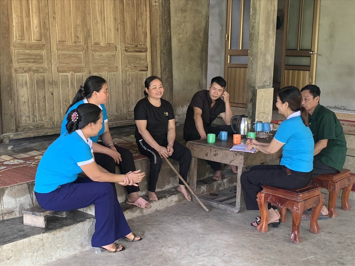 Cán bộ phụ nữ xã xã Tam Quang huyện Tương Dương thăm hỏi gia đình hội viên Lương Thị Tằm vượt khó vươn lên hoàn cảnh