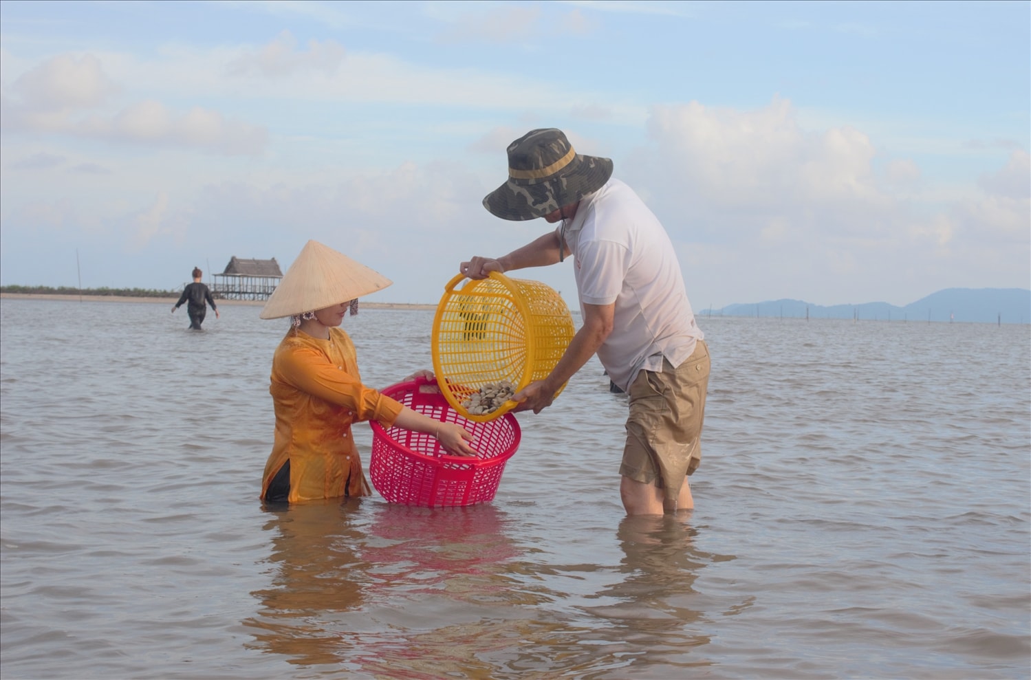 Trải nghiệm khai thác nghêu thương phẩm của Hợp tác xã Nghêu Đất Mũi Trải nghiệm khai thác nghêu thương phẩm của Hợp tác xã Nghêu Đất Mũi