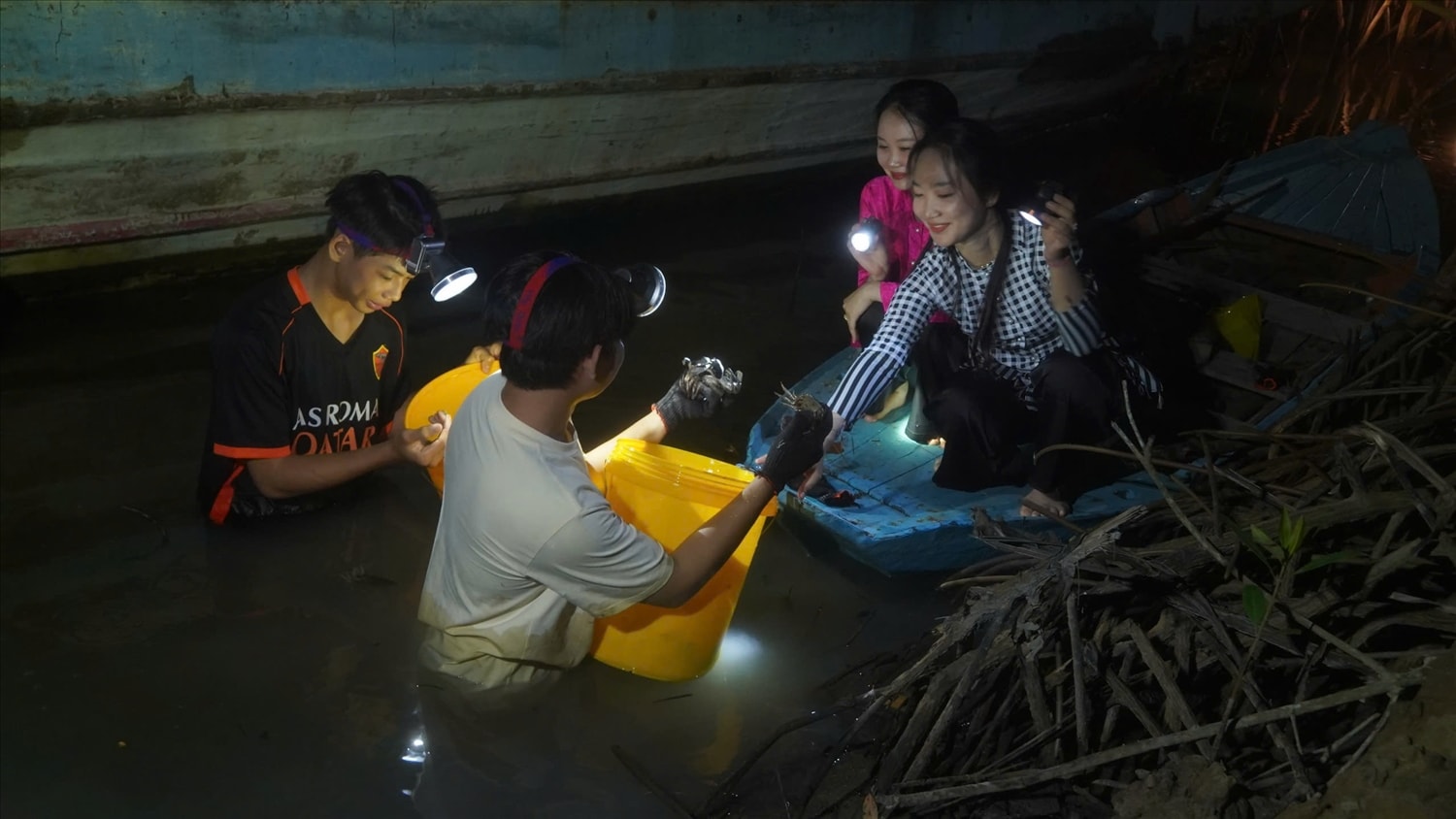 Trải nghiệm đêm băng rừng bắt ba khía tại Mũi Cà Mau Trải nghiệm đêm băng rừng bắt ba khía tại Mũi Cà Mau